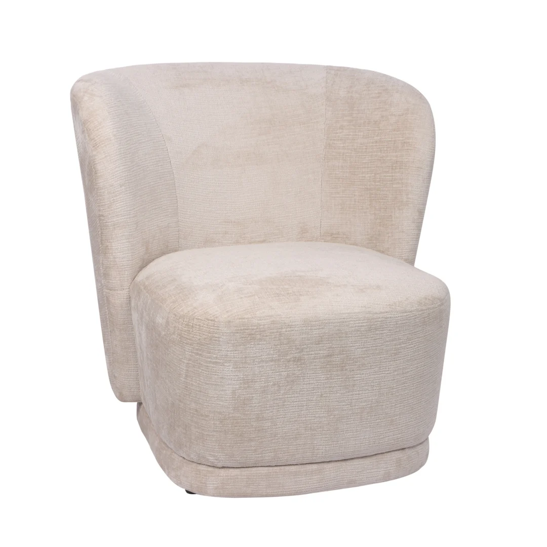 De Fauteuil Claire - Beige is een modern gestoffeerde accentstoel in lichtbeige, met een gebogen rugleuning en geen armleuningen, tegen een witte achtergrond.