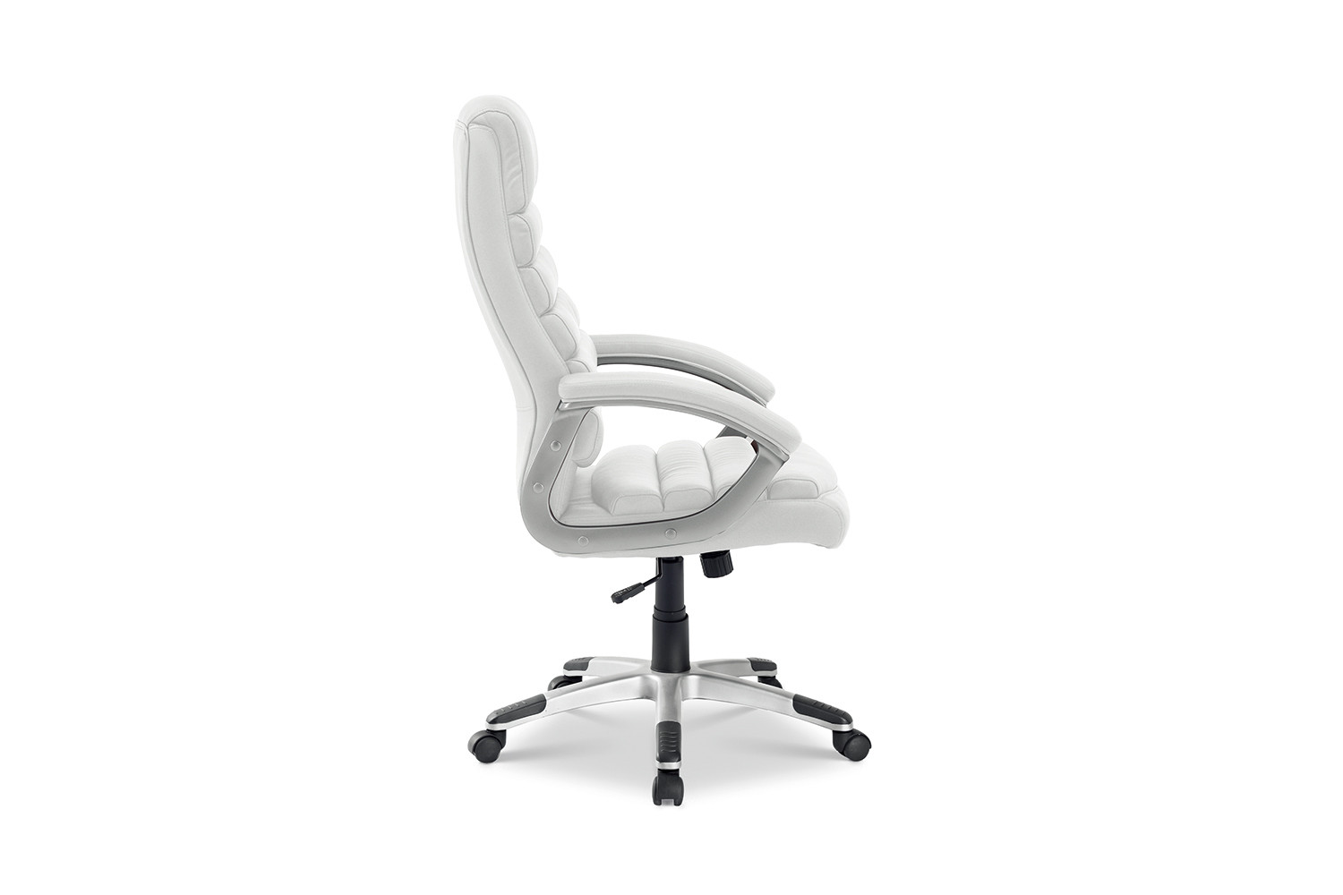 Zijaanzicht van de SALE - Bureaustoel 'Kennedy' PU Wit (1c), een moderne witte bureaustoel met gewatteerde zitting en rugleuning, armleuningen, onderstel met vijf wielen, verstelbare hoogte en ergonomisch gebogen ontwerp.