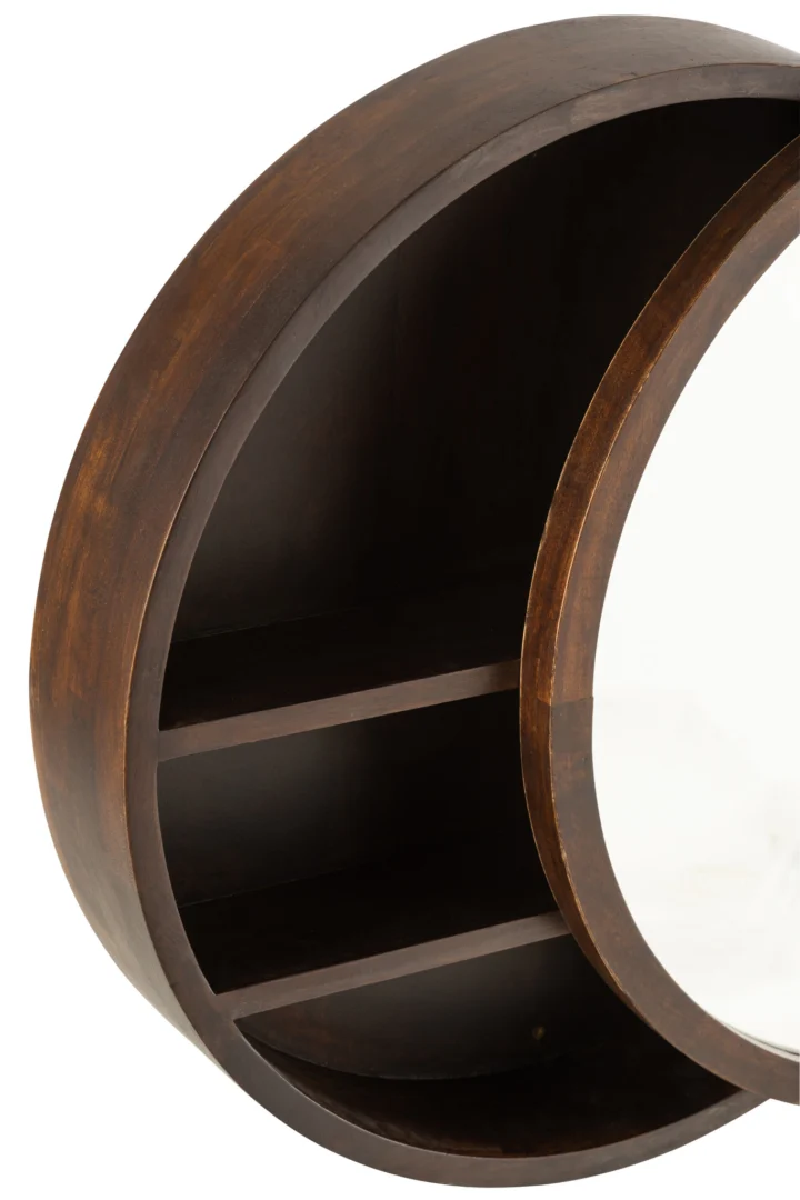 De Mirror Slidable Wall Rack Conie van donkerbruin mangohout heeft een rond, open ontwerp met drie horizontale planken aan de linkerkant en een ronde spiegel aan de rechterkant.