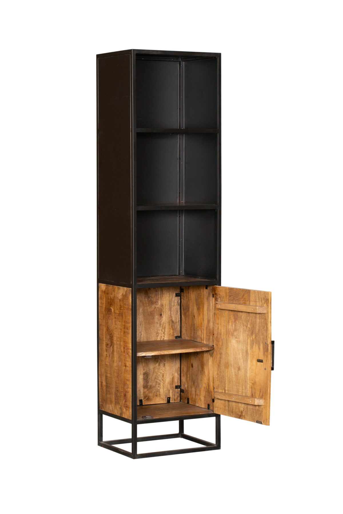 Boekenkast Oakland | 50 cm: Hoge, smalle kast met een zwart metalen frame, drie open planken erboven en een houten tweedeurskast met binnenplanken aan de onderkant - één deur open om de opbergruimte binnenin te tonen.