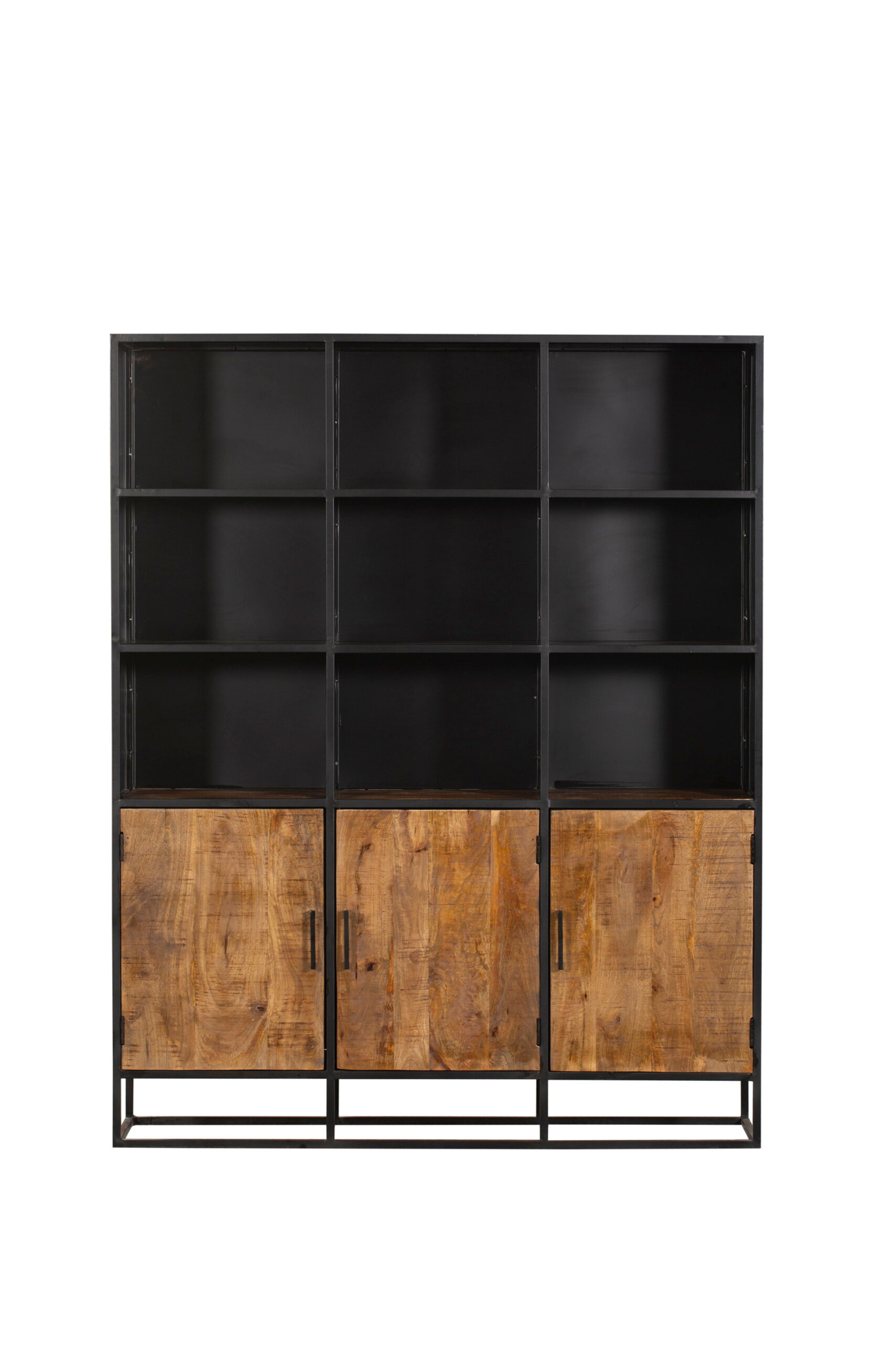 De Boekenkast Oakland XXL | 160 cm is een grote zwarte metalen stellingkast met drie open vakken en drie onderkasten, elk voorzien van houten deuren met natuurlijke houtnerf en zwarte handgrepen.