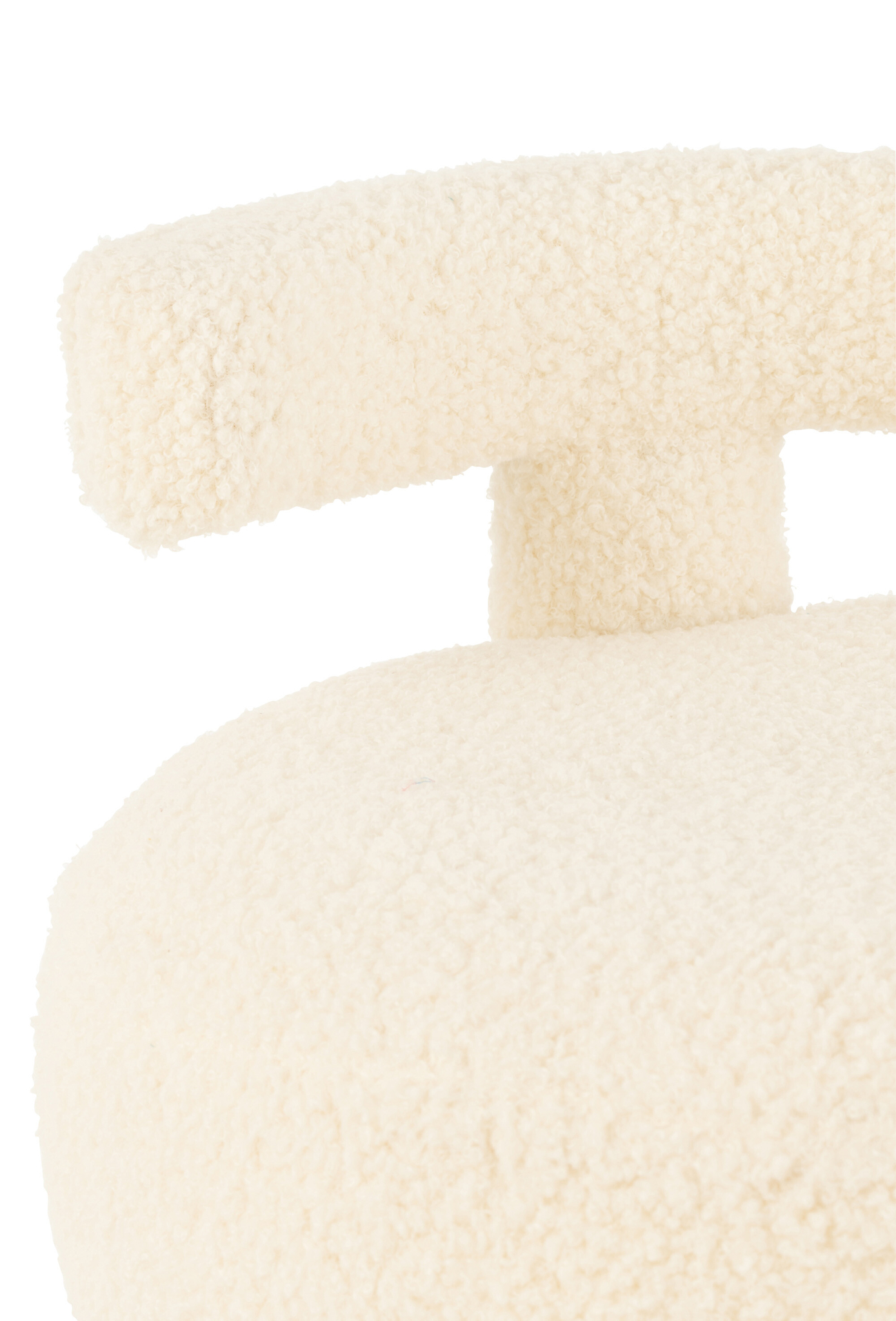 Close-up van de Krukje Rond Stoelleuning Bouclé Wit, met een gebogen rugleuning en crèmekleurige, gestructureerde boucléstof bekleding tegen een witte achtergrond.