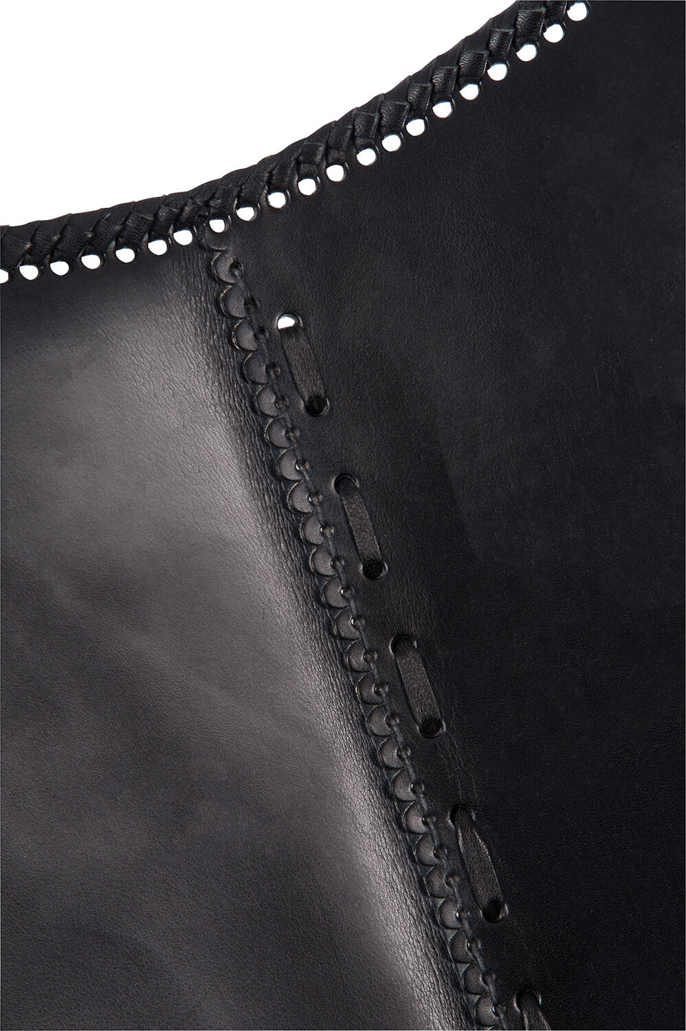 Close-up van Lounge Stoel Leer Zwart Metaal van zwart leer met decoratieve stiksels en gaten in de randen, die de gladde textuur en het gedetailleerde vakmanschap benadrukken.