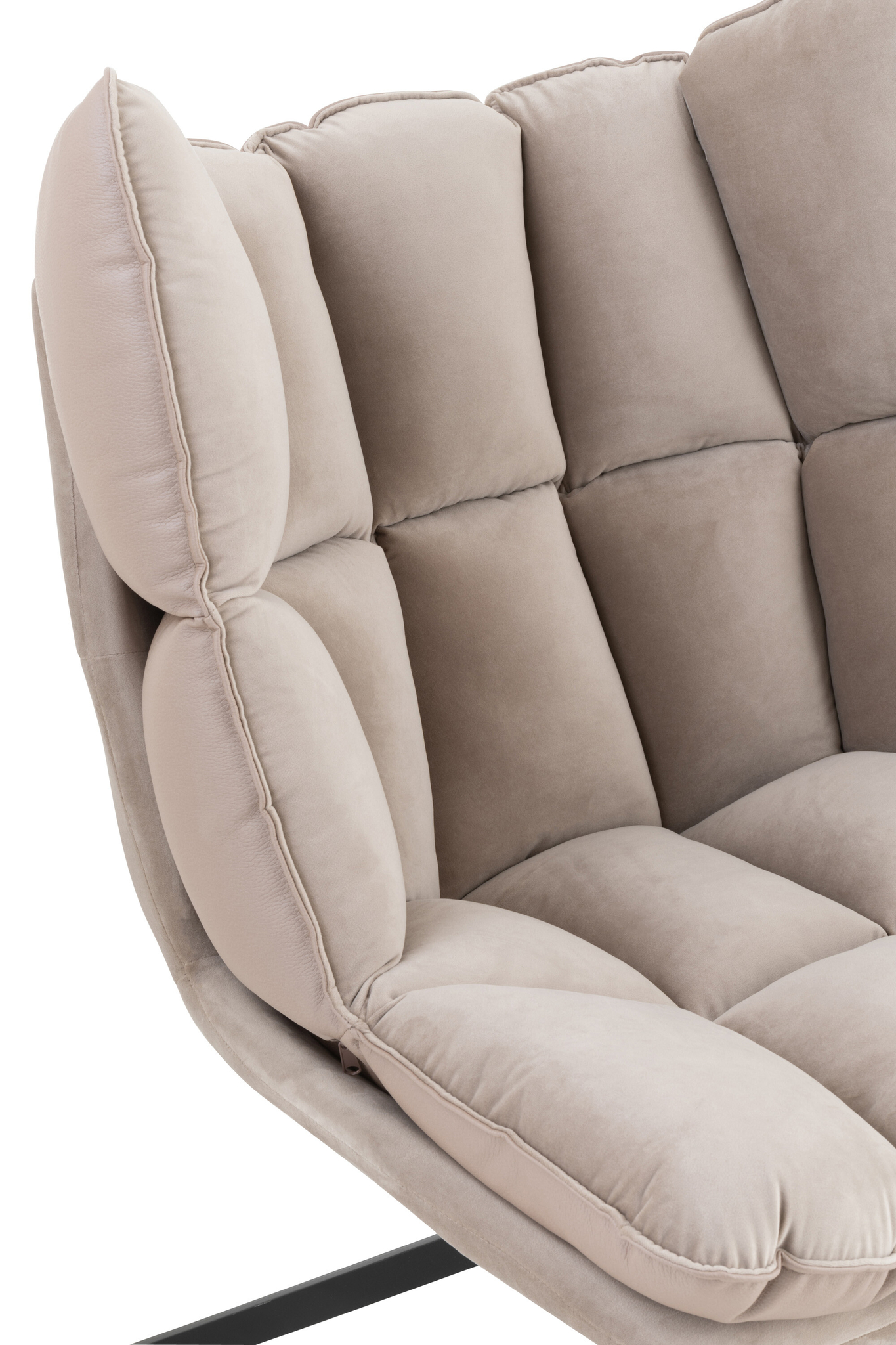 Close-up van de Stoel Relax Kussen Extra Lichtgrijs fauteuil met zachte, lichtgrijze bekleding met een rasterdessin, pluchen kussens voor comfort en een gedeeltelijk zicht op de zwarte metalen poot.