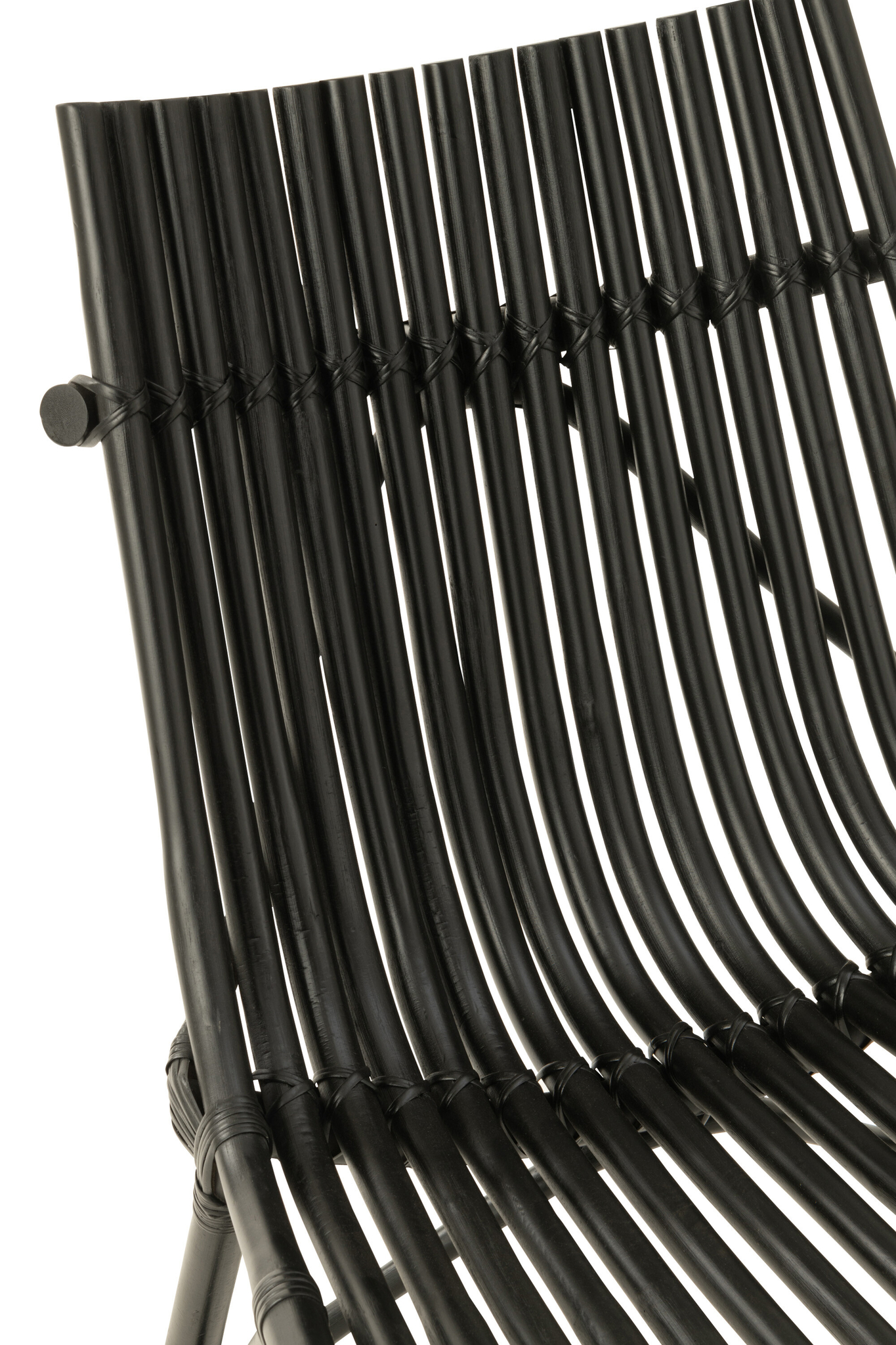 Close-up van Stoel Rotan Zwart Handgemaakt, een zwarte rotanstoel met parallelle gebogen latten en minimalistisch ontwerp, met de handgemaakte zitting en rugleuning tegen een effen witte achtergrond.