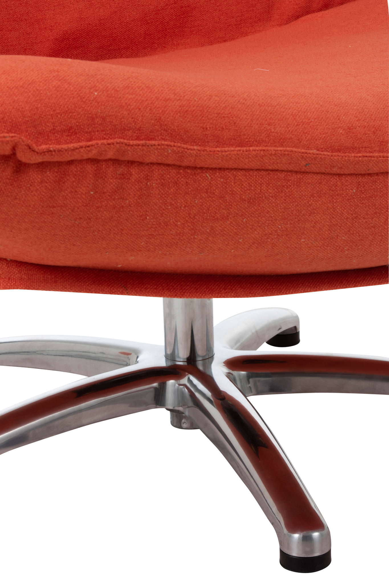 Close-up van het onderstel van de Draaistoel Fluweel Oranje, met een ronde oranje fluwelen zitting en een glanzend zilver metalen draaivoet met vier poten.