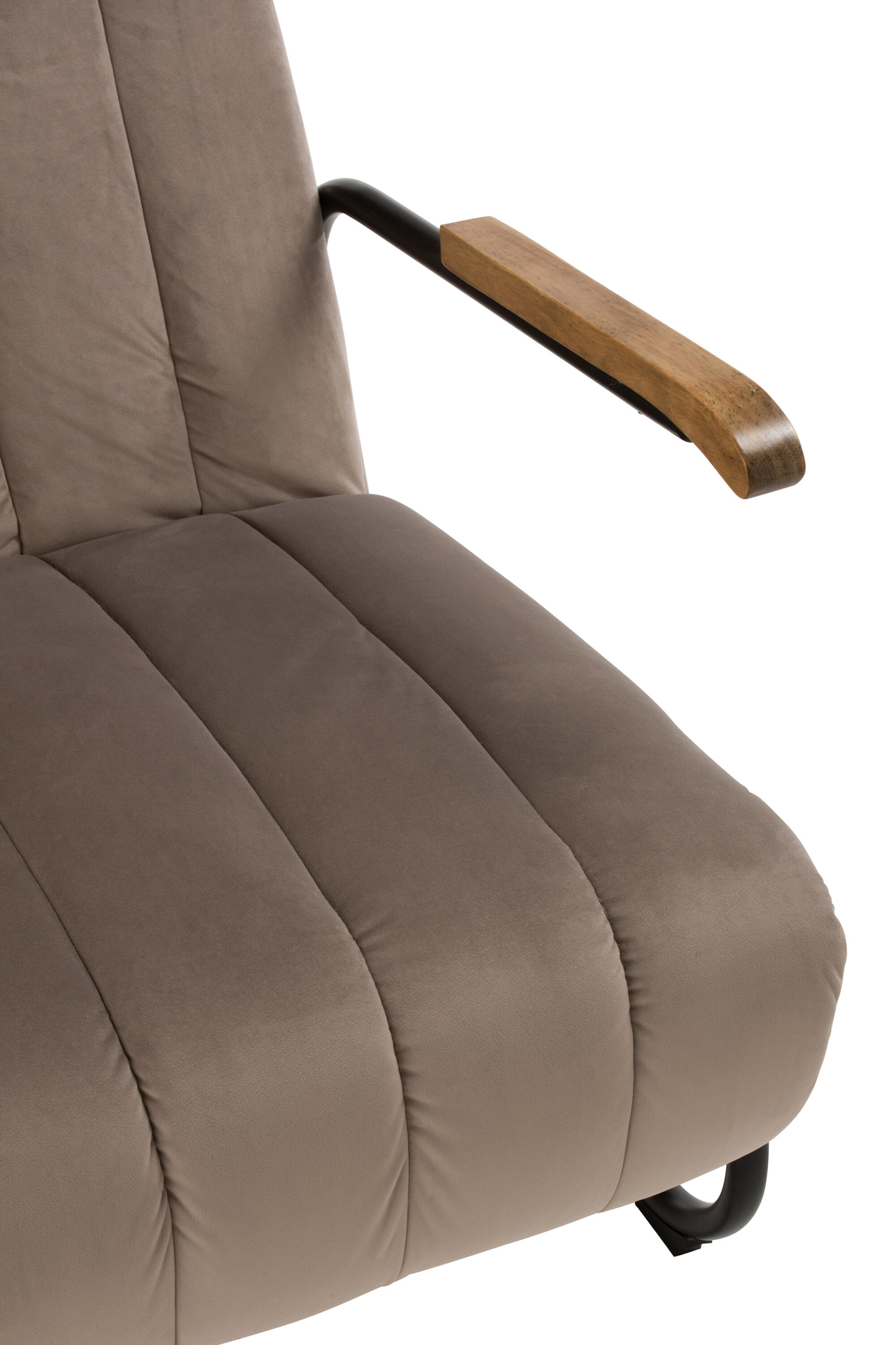 Close-up van de Zit Relax 1 Persoon Grijs Textiel, een grijze stoffen stoel met kussens, verticale stiksels en een modern ontwerp. De metalen armleuning met houten bekleding biedt comfort en stijl.
