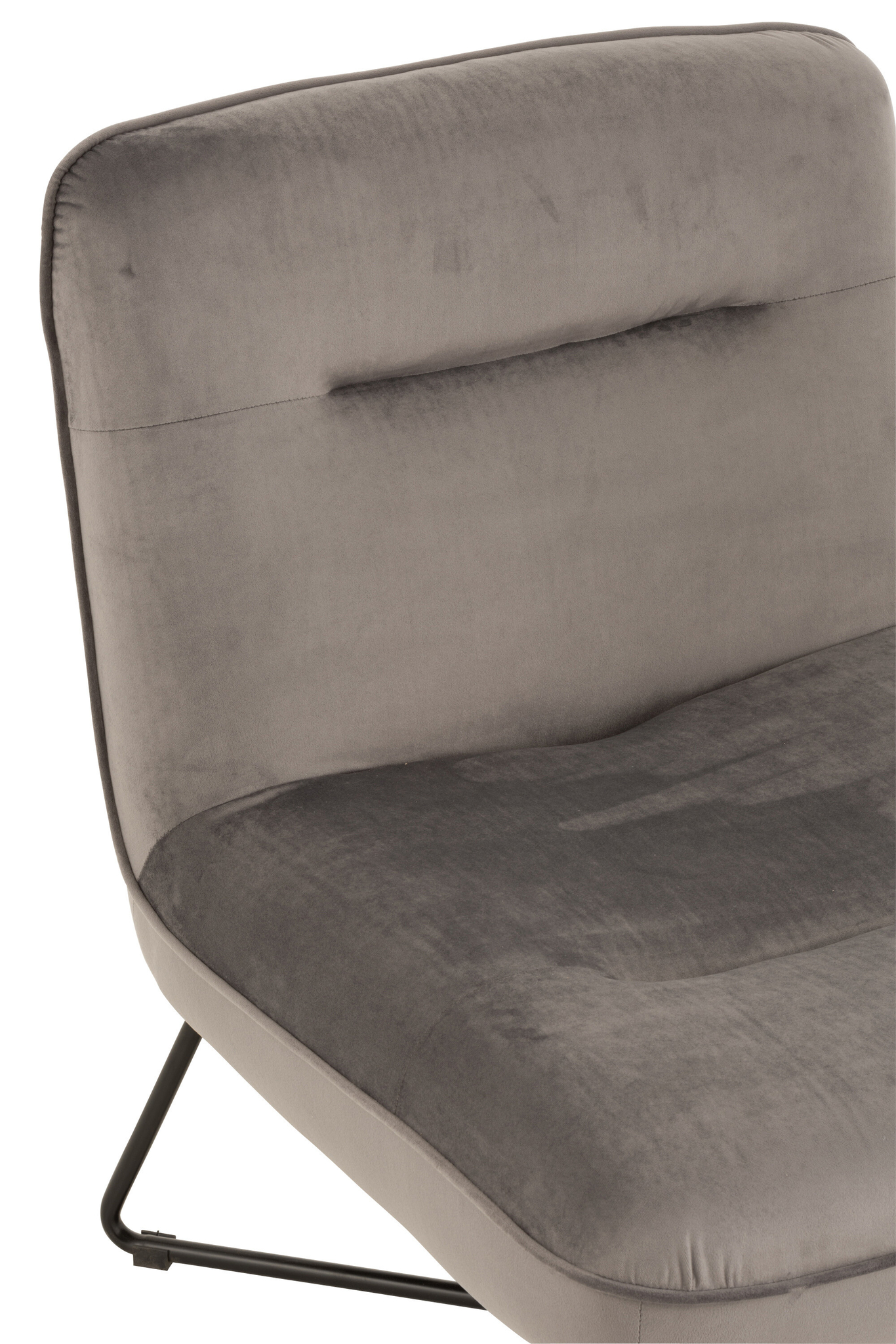 Close-up van de Loungestoel Frame Midden Grijs, een moderne armloze stoel met zachtgrijze bekleding, zwarte metalen poten, een minimalistisch ontwerp, een licht achteroverleunende rugleuning en een pluche zitkussen.