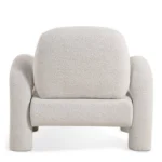 De Fauteuil Phiel - Bouclé Naturel is een moderne fauteuil met afgeronde hoeken en een zachte, lichtbeige bekleding, aan de voorkant afgebeeld tegen een witte achtergrond.