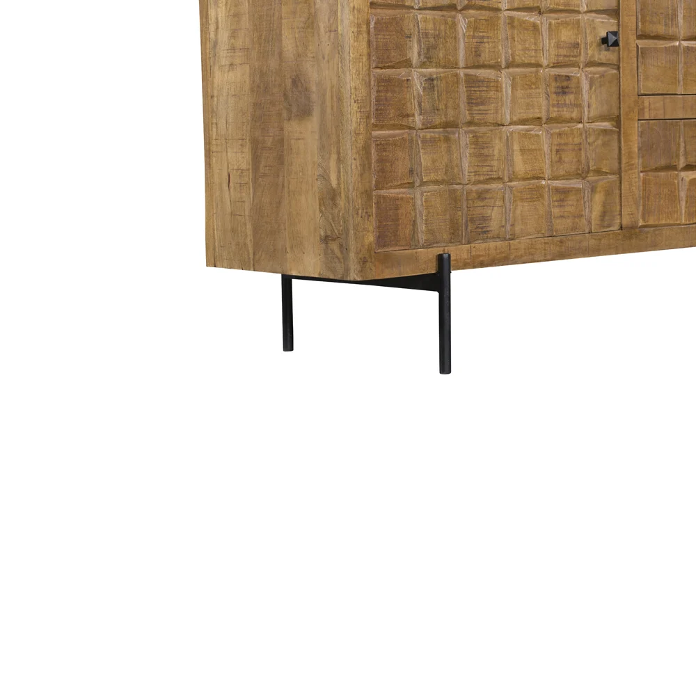 De Dressoir Brandy | 160 cm is een houten kast met een gestructureerde voorkant met vierkant patroon en slanke zwarte metalen poten, gedeeltelijk vanaf de zijkant getoond.