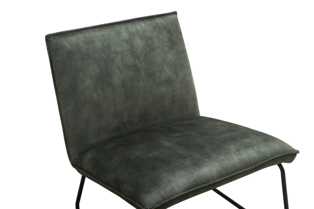 Een close-up van de Fauteuil James - Velvet Groen, met donkergroen fluwelen beklede zitting en rugleuning en zwart metalen poten tegen een witte achtergrond.