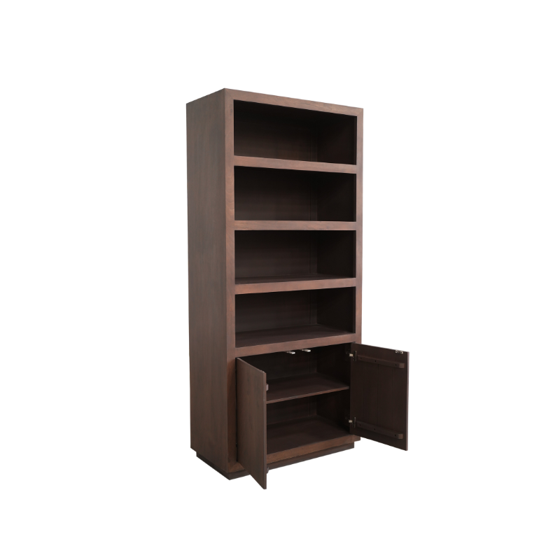 Boekenkast Brussel Walnut | 90 cm getoond tegen een effen witte achtergrond, met vier open planken en een tweedeurs onderkast met beide deuren open.