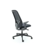 De Workliving Nora Mesh Zwart Regain - Bureaustoel Ergonomisch Design NEN1335 is een zwarte ergonomische bureaustoel met verstelbare armleuningen en een rugleuning van netstof, getoond vanuit een hoek op de achterkant op een witte achtergrond met een onderstel met vijf wielen.