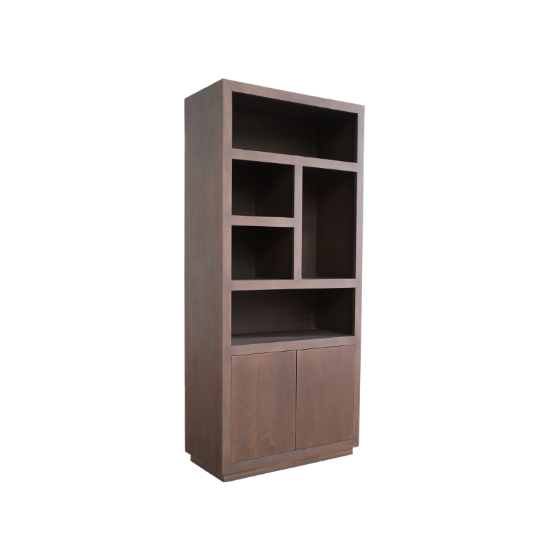 De Vakkenkast Brussel Walnut | 90 cm is een hoge houten kast met een asymmetrische opstelling van open planken boven twee gesloten kastdeuren, tegen een witte achtergrond.