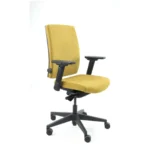De Workliving Eva Comfort Geel Regain ergonomische bureaustoel (NEN 1335) heeft een gele zitting, zwarte verstelbare armleuningen en een zwart onderstel met vijf wielen tegen een effen witte achtergrond.