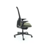 Zijaanzicht van de Workliving Nora Mesh Groen Regain Ergonomisch Design NEN1335 bureaustoel met een rugleuning van netstof, een groene zitting met kussens, verstelbare armleuningen en een zwart onderstel met vijf wielen, tegen een witte achtergrond.