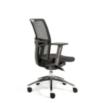De Workliving Projectas V1 Mesh Black Edition ergonomische bureaustoel (N)EN 1335 wordt getoond onder een lichte zijwaartse hoek, met een netrugleuning, verstelbare armleuningen, een zachte zitting en een metalen onderstel met vijf wielen op een witte achtergrond.