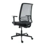 De Workliving Base Mesh - Ergonomische Bureaustoel (N)EN 1335 is een moderne zwarte bureaustoel met netrugleuning, armleuningen, lendensteun, hoogteverstelling en een onderstel met vijf wielen, afgebeeld onder een hoek van de rugleuning.