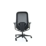 De Workliving Nora Mesh Geel Regain - Bureaustoel Ergonomisch Design NEN1335 is een zwarte ergonomische bureaustoel met een rugleuning van netweave, armleuningen en een onderstel met vijf wielen, getoond vanaf de achterkant op een witte achtergrond.