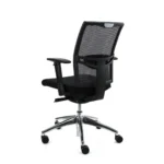De Workliving Projectas V1 Mesh Bureaustoel Ergonomisch Design (N)EN 1335 is een zwarte bureaustoel met netrugleuning, verstelbare armleuningen en een verchroomd onderstel met vijf wielen, getoond vanaf de achterkant.