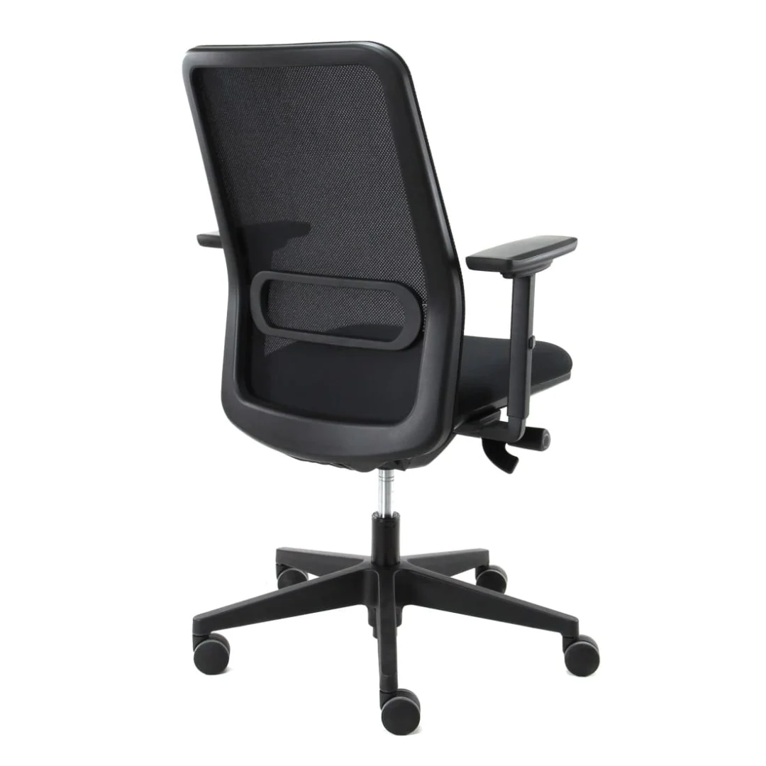 De Workliving Dreamliner Mesh Black Edition - Bureaustoel Ergonomisch Ontwerp (N)EN 1335, van achteren gezien, heeft een rug van zwart gaas, verstelbare armleuningen en een onderstel met vijf wielen.