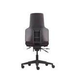 De Workliving Werkstoel WS Klasse Black Edition Comfort (N)EN 1335 is een zwarte bureaustoel met een hoge rugleuning, verstelbare armleuningen en een onderstel met vijf wielen, van achteren afgebeeld op een witte achtergrond.