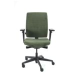 De Workliving Eva Comfort Groen Regain - Bureaustoel Ergonomisch (N)EN 1335 is een groene bureaustoel met armleuningen, verstelbare zithoogte en een zwart onderstel met vijf wielen, afgebeeld tegen een effen witte achtergrond.