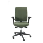 De Workliving Eva Comfort Groen Regain - Bureaustoel Ergonomisch (N)EN 1335 is een groene bureaustoel met armleuningen, verstelbare zithoogte en een zwart onderstel met vijf wielen, afgebeeld tegen een effen witte achtergrond.