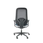 De Workliving Nora Mesh Blauw Regain Ergonomische Bureaustoel (NEN1335) wordt getoond vanaf de achterkant, met een zwarte netrugleuning, armleuningen en een onderstel met vijf wielen tegen een witte achtergrond.