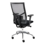 De gereviseerde Bureaustoel Zuidas-Special V2 Ergonomisch Design Zuidas (N)EN 1335 heeft een zwarte netrugleuning, verstelbare armleuningen en een verchroomd onderstel met vijf wielen, van achteren gezien onder een lichte hoek.