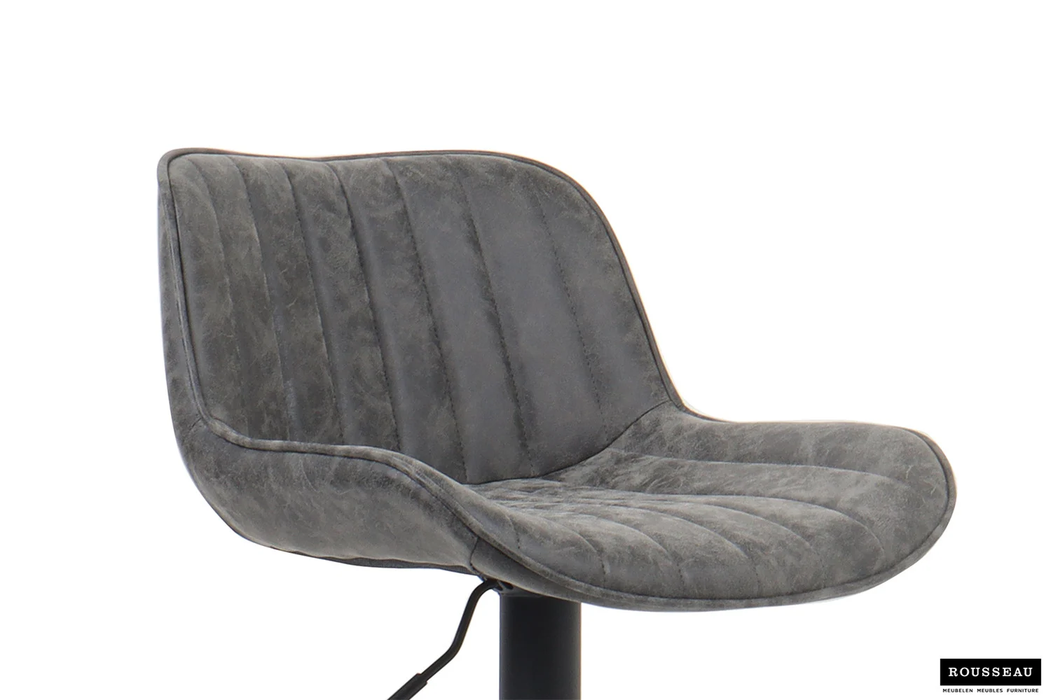 Een moderne grijze barkruk, Barstoel 'Fenna' PU Grijs (2 per doos), heeft een gebogen rugleuning en zitting met verticale stiksels en een gedeeltelijk zichtbaar onderstel. Het merklogo van Rousseau staat rechtsonder.