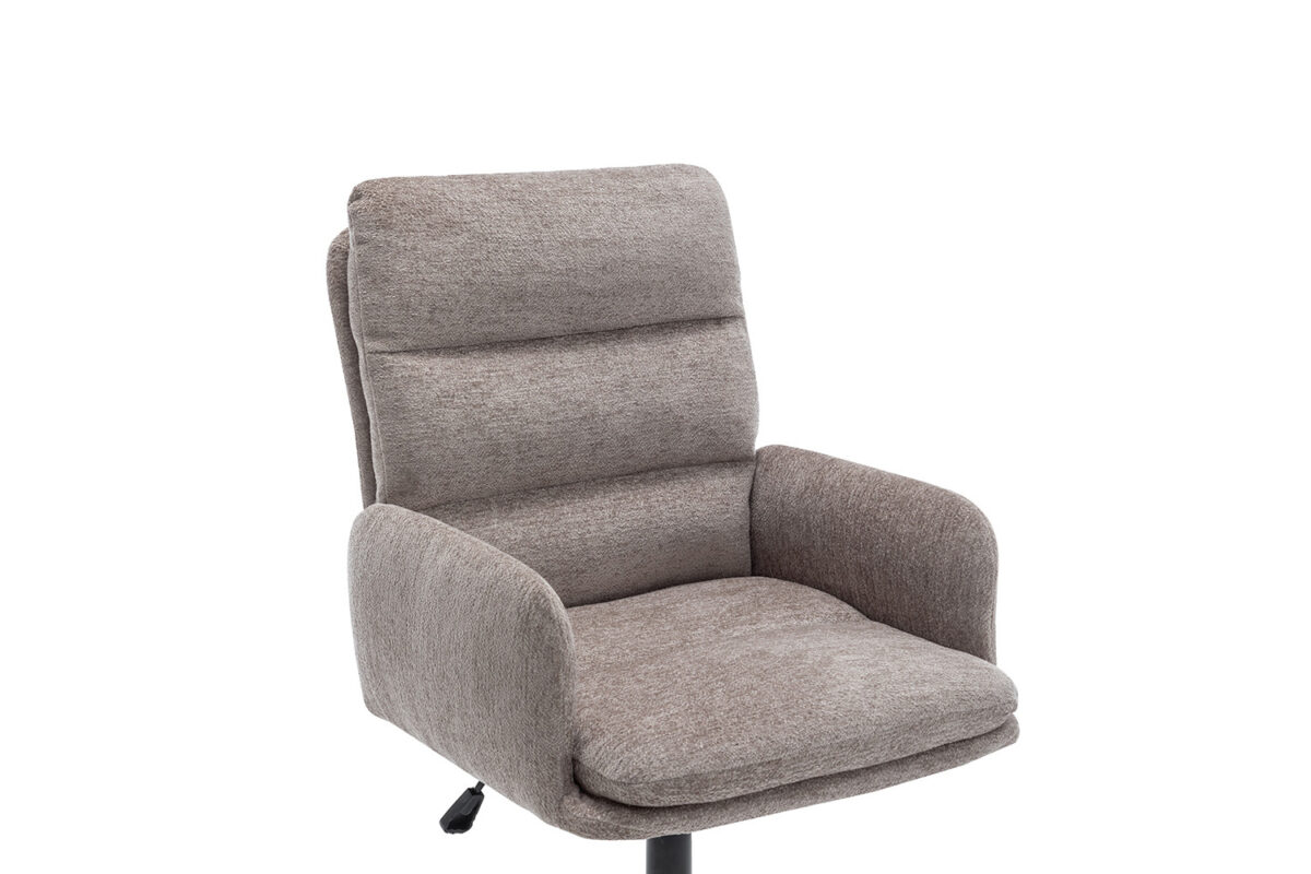 De Bureaustoel 'Aimé' Stof Fabb Raven 30 Zand is een moderne bureaustoel met gecapitonneerde zitting, rugleuning en armleuningen in lichtbruine stoffen bekleding, afgebeeld tegen een effen witte achtergrond. (1 per doos).