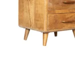 Close-up van de Sidetable New York | 2 laden: een donker houten chevron tafelblad tegen een groene muur, met een rechthoekig handvat aan de zijkant dat een van de twee laden aanduidt.