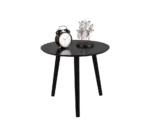 De Mirrors and More Bijzettafel VILANA is een klein rond zwart tafeltje met drie poten, gestyled met een retro zwarte wekker en een decoratieve plant in een glazen vaas bovenop.