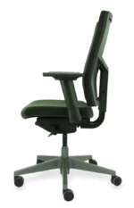 De Workliving Zuidas Comfort Special Edition Groen (zonder lendensteun) is een ergonomische bureaustoel met verstelbare armleuningen en een onderstel met vijf wielen, afgebeeld in zijaanzicht tegen een witte achtergrond.