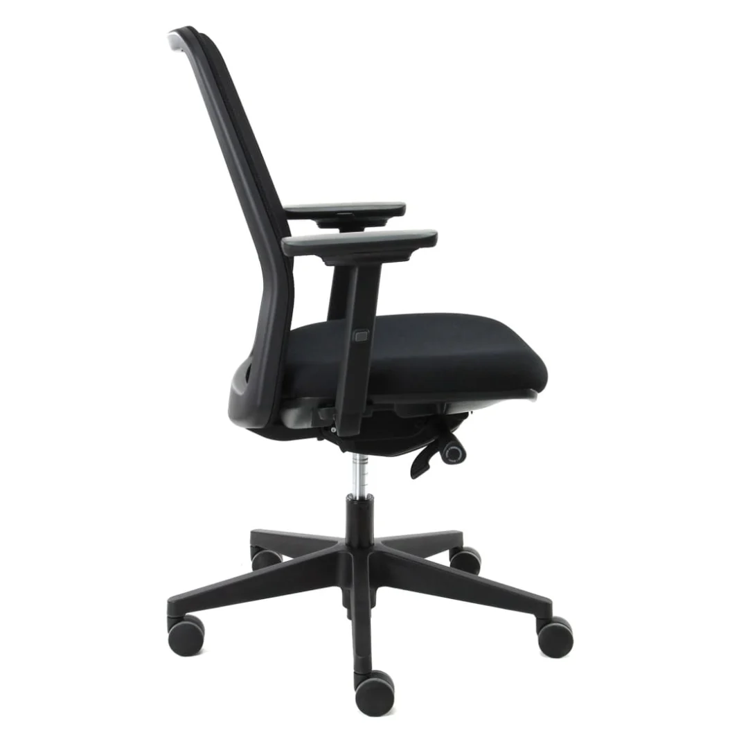 De Workliving Dreamliner Mesh Black Edition - Bureaustoel Ergonomisch Design (N)EN 1335 is een zwarte ergonomische bureaustoel met verstelbare armleuningen, een zachte zitting en een onderstel met vijf wielen, afgebeeld in profiel tegen een witte achtergrond.