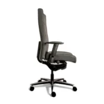 Zijaanzicht van de Workliving Manager XL Zwart Leder ergonomische bureaustoel (N)EN 1335, belastbaar tot 200KG, met verstelbare armleuningen, een hoge rugleuning, een zachte zitting en een voet met vijf wielen tegen een witte achtergrond.