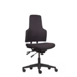 De Workliving Werkstoel WS Klasse Black Edition Comfort (N)EN 1335 is een zwarte ergonomische bureaustoel met een hoge, voorgevormde rugleuning, verstelbare armleuningen en een onderstel met vijf wielen, afgebeeld op een effen witte achtergrond.