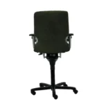 Een opgeknapte groene Baliestoel Comforto 77 ergonomische bureaustoel (NEN 1335), getoond vanaf de rug met armleuningen en een onderstel met vijf wielen, tegen een witte achtergrond.