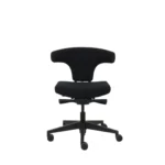 De Workliving T-Bone Black Edition Zwart bureaustoel heeft een ergonomisch (N)EN 1335 ontwerp met een gebogen rugleuning, gedempte zitting en onderstel met vijf wielen in strak zwart tegen een witte achtergrond.