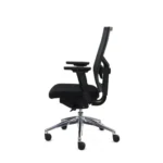 Zijaanzicht van de Workliving Zuidas Mesh - Regain zitting bureaustoel, een ergonomische zwarte bureaustoel (N)EN 1335 met verstelbare armleuningen, netrugleuning, zitkussen en verchroomd onderstel met vijf wielen op een witte achtergrond.