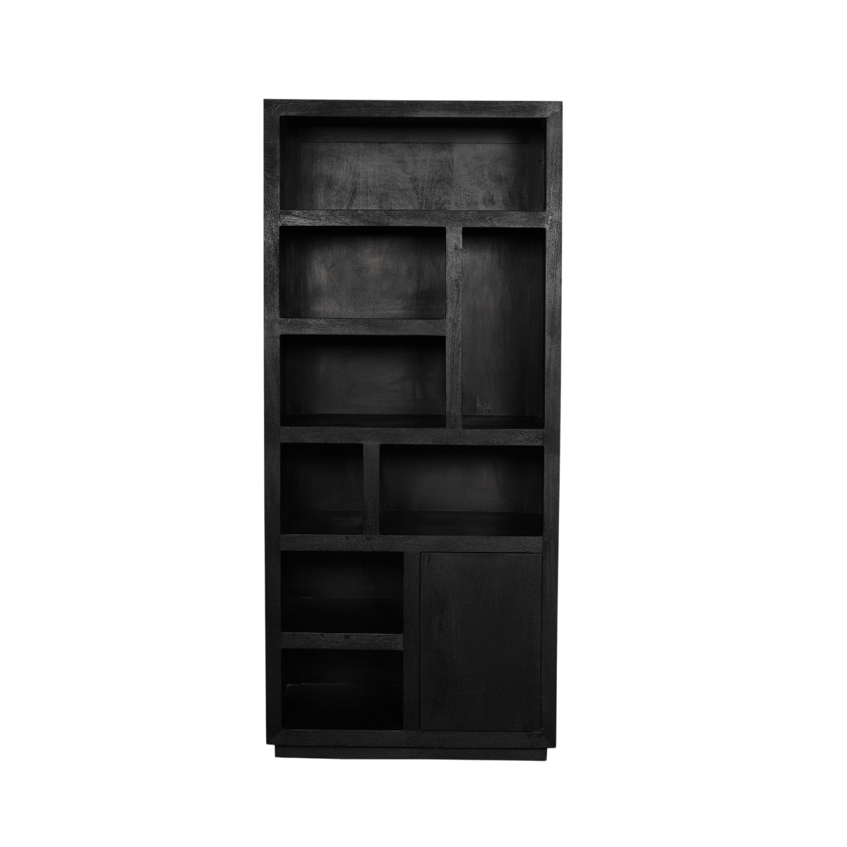 De Boekenkast Brussel Walnut | 90 cm is een hoge, zwarte houten boekenplank met asymmetrische open planken en een enkel gesloten vak, afgebeeld tegen een witte achtergrond.
