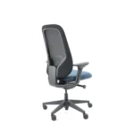 Workliving Nora Mesh Blauw Regain - Bureaustoel Ergonomisch Design NEN1335 met blauwe zitting, zwarte netrugleuning, armleuningen en zwart onderstel met vijf wielen, getoond vanuit een hoek op de achterkant op een witte achtergrond.
