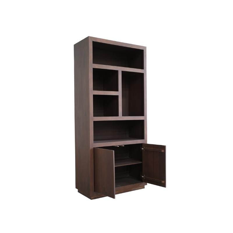 De Vakkenkast Brussel Walnut | 90 cm is een hoge, donkere houten boekenplank met meerdere open planken erboven en twee onderste kastdeuren die extra opbergruimte binnenin onthullen.