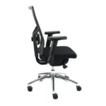 De Refurbished Bureaustoel Zuidas-Special V2 Ergonomisch Design (N)EN 1335 is een moderne zwarte bureaustoel met verstelbare armleuningen, netrug en verchroomd onderstel met vijf wielen, van opzij afgebeeld tegen een witte achtergrond.