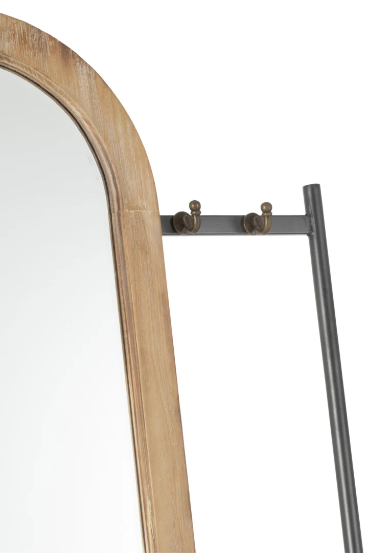 Een close-up van de Mirror Standing+Shelf Metal/Wood Brown toont het gewelfde houten frame, ondersteund door een zwart metalen standaard met decoratieve knoppen en haken.