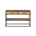 De Sidetable Denver | Mangohout en metaal heeft een rechthoekig ontwerp met een zwart metalen frame, twee bovenste houten lades met zwarte handgrepen en twee open houten planken eronder.