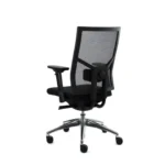 De Workliving Zuidas Mesh ergonomische bureaustoel (N)EN 1335 heeft een rugleuning van netbespanning, verstelbare armleuningen en een verchroomd onderstel met vijf wielen, getoond vanuit een hoek op de achterkant tegen een witte achtergrond.