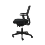 Zijaanzicht van de Workliving Huiswerk Mesh - Bureaustoel Ergonomisch Design (N)EN 1335, een zwarte ergonomische bureaustoel met verstelbare armleuningen, rugleuning van netweave, zachte zitting en onderstel met vijf wielen op een witte achtergrond.