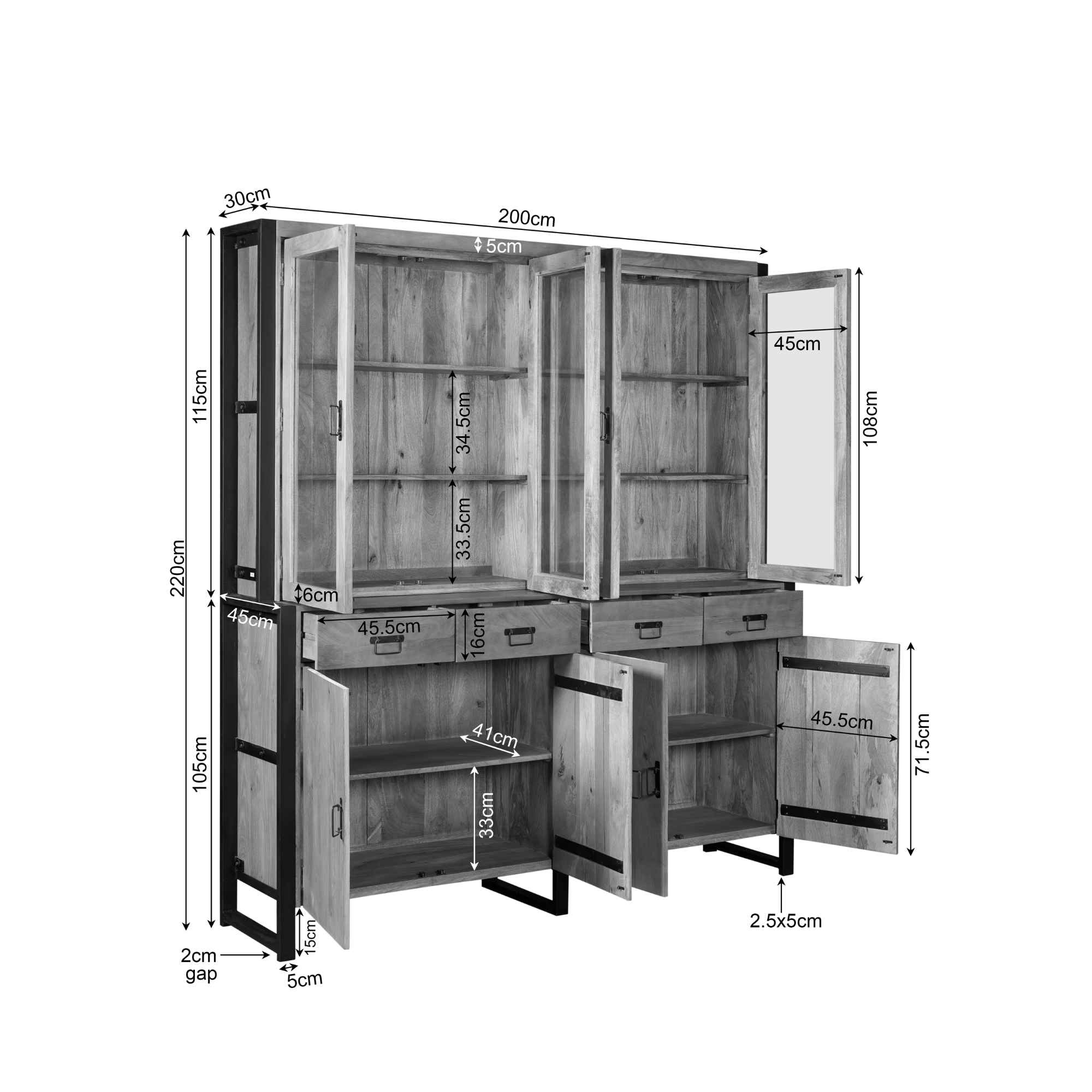 De Vitrinekast Boaz XXL is een houten kast met metalen poten, voorzien van planken, laden en open deuren. Afmetingen in centimeters zijn aangegeven voor elke sectie, met vermelding van hoogte, breedte, diepte en openingen tussen de onderdelen.